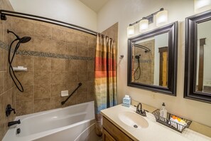 Ensemble douche/baignoire, sèche-cheveux, serviettes fournies