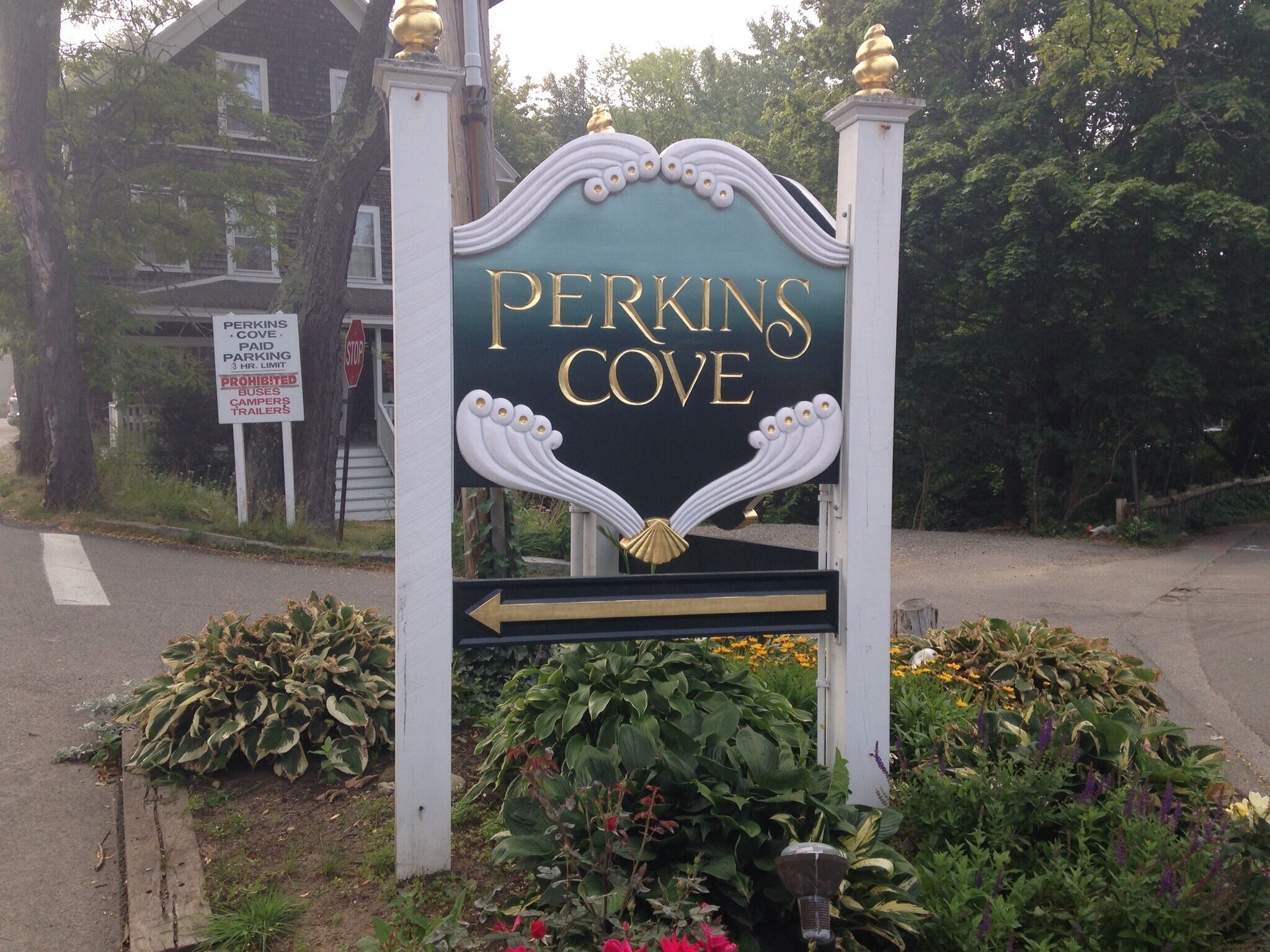A sign for Perkins Cove with a directional arrow.