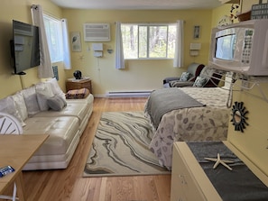 Iron/ironing board, free WiFi, bed sheets - Quaint Ogunquit Condo 5 Min.Walk To Perkins Cove & Marginal Way (Ogunquit)