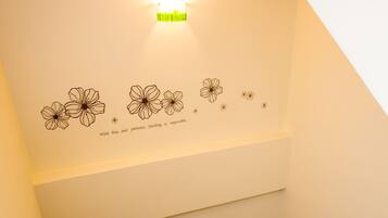 Stúdíósvíta - sameiginlegt baðherbergi | Skrifborð, ókeypis þráðlaus nettenging, rúmföt