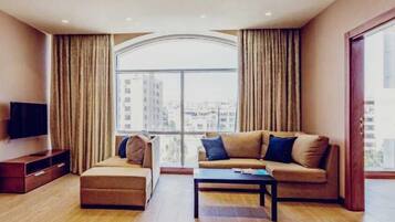 Royal Suite, 2 Bedrooms | Bar mini, peti besi dalam bilik, meja, langsir/tirai gelap terus