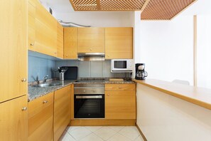 Een koelkast, een magnetron, een oven, een kookplaat