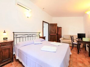 5 bedrooms, iron/ironing board, free WiFi, bed sheets - Villa with private pool, hot tub, air conditioning, Wi-fi in Val d'Orcia.  (Radicofani)