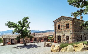 Exterior - Villa with private pool, hot tub, air conditioning, Wi-fi in Val d'Orcia.  (Radicofani)