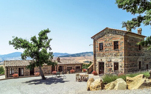 Villa with private pool, hot tub, air conditioning, Wi-fi in Val d'Orcia. 