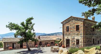 Villa with private pool, hot tub, air conditioning, Wi-fi in Val d'Orcia.