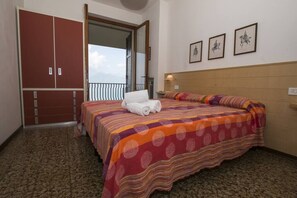 4 bedrooms, bed sheets