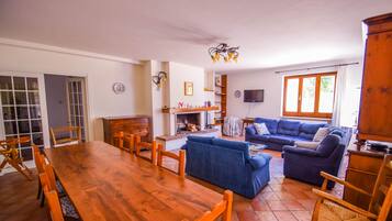 TV connectée, cheminée, lecteur de DVD, baby-foot