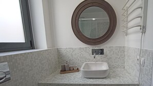 A bathroom with a white sink, a mirror, and a towel rack. - 2 Bedroom Minimalist House Downtown Porto (porto)