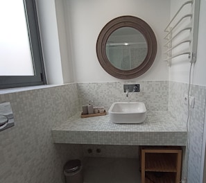 Douche, séchoir à cheveux, serviettes fournies, savon