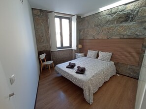 2 bedrooms, iron/ironing board, free WiFi, bed sheets - 2 Bedroom Minimalist House Downtown Porto (porto)