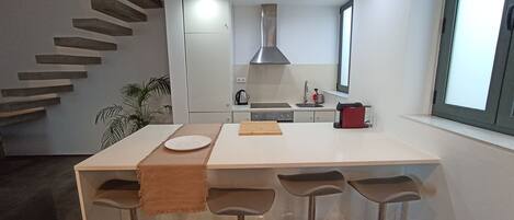 Fridge, oven, stovetop, dishwasher