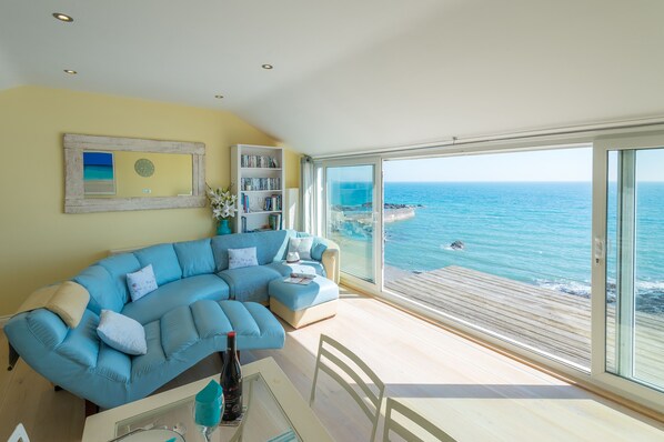 تلفزيون ذكي، مشغل دي في دي، كُتُب، مكتبة موسيقى