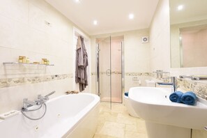 Combined shower/tub, jetted tub, hair dryer, towels