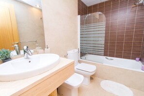 Ensemble douche/baignoire, articles de toilette gratuits, sèche-cheveux