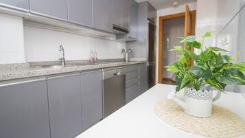 Een koelkast, een magnetron, een kookplaat, een vaatwasser