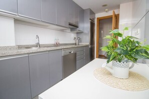 Fridge, microwave, stovetop, dishwasher - Orient Express Apartment - In The Station (Málaga)