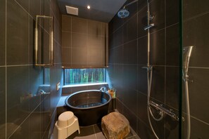 Traditionellt hus - 2 sovrum - icke-rökare - pentry (Private Vacation, Hinaya Ni) | Badrum | Badkar och dusch, djupt badkar, regndusch och gratis toalettartiklar
