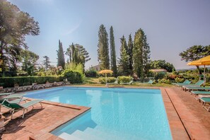 Outdoor pool - Detached villa with private pool and fenced garden 30km from Orvieto/Spoleto (Farnetta)