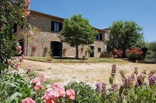 Villa individuelle avec piscine privée et jardin clôturé pres de village