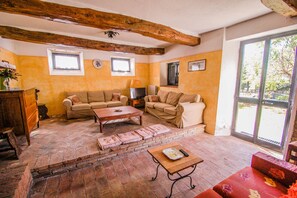 Una Smart TV, una chimenea, un reproductor de DVD, un futbolín