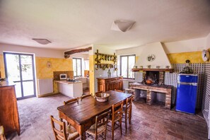 Fridge, microwave, oven, stovetop - Detached villa with private pool and fenced garden 30km from Orvieto/Spoleto (Farnetta)