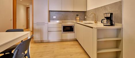 Microondas, placa de cocina, cafetera/tetera