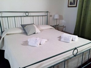 3 bedrooms, bed sheets