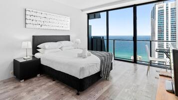Lvl 45 Designer Apartment, 2 Bedrooms, 2 Bathrooms, Ocean View | Banheiro | Produtos de toalete grátis, secador de cabelo, toalhas de banho