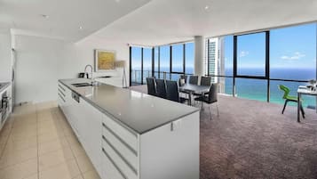 Lvl 47 Stunning Subpenthouse - 3 Bedrooms, Accessible, Ocean View | Private kitchen
