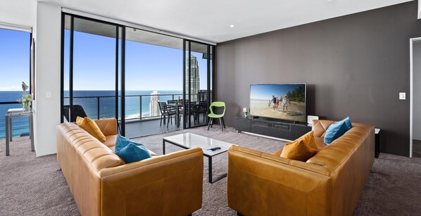 Departamento ejecutivo, 3 habitaciones, con acceso para personas discapacitadas, vista al océano | Área de sala de estar | Smart TV de 65 pulgadas con canales digitales, televisión y Netflix 