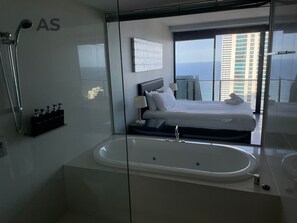 Lvl 45 Designer Apartment, 2 Bedrooms, 2 Bathrooms, Ocean View | Baño | Amenidades de baño gratuitas, secadora de cabello, toallas, jabón 