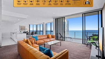 Apartamento executivo, 3 quartos, acessível, vista para o oceano | Área de estar | Smart TV 65 polegadas com canais digitais, TV, Netflix