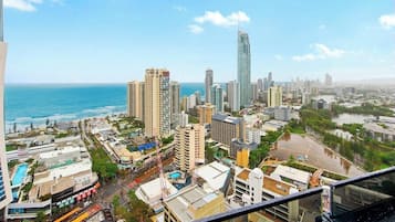 Level 29 Design Apartment, 2 Bedrooms, Ocean View | Balcony view