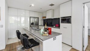 Luxury Spa Designer, 2 Bedroom 2 Bathroom, Family Apartment | Cocina privada | Frigorífico, microondas, horno y placa de cocina