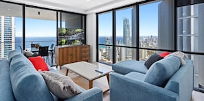 Lvl 45 Designer Apartment, 2 Bedrooms, 2 Bathrooms, Ocean View | Área de sala de estar | Smart TV de 65 pulgadas con canales digitales, televisión y Netflix 