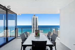 Lvl 45 Designer Apartment, 2 Bedrooms, 2 Bathrooms, Ocean View | Balcón