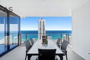 Lvl 45 Designer Apartment, 2 Bedrooms, 2 Bathrooms, Ocean View | Balcón