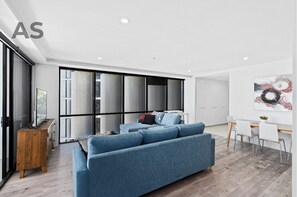 Lvl 45 Designer Apartment, 2 Bedrooms, 2 Bathrooms, Ocean View | Área de sala de estar | Smart TV de 65 pulgadas con canales digitales, televisión y Netflix 