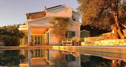 Villa Loukia 5* SECLUDED LOCATION but Walking Distance Kassiopi Sleeps 6-8