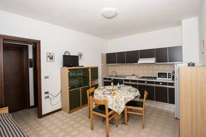 Microwave, stovetop, coffee/tea maker