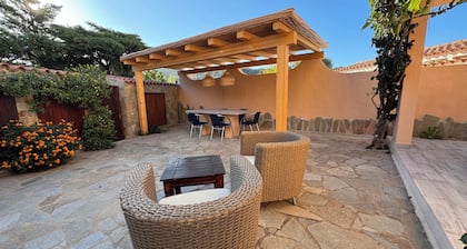 Baja Sardinia, Costa Smeralda. Villa panoramique avec jardin donnant sur la mer