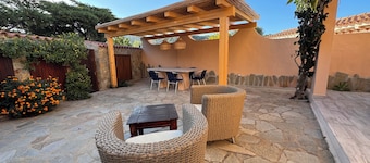 Baja Cerdeña-Costa Smeralda. Villa panorámica con jardín a tiro de piedra del mar.