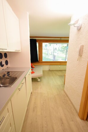 Kylskåp, diskmaskin, kaffe- och tebryggare och grytor/köksredskap