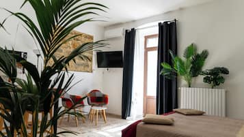 1 habitación, tabla de planchar con plancha, wifi gratis y ropa de cama