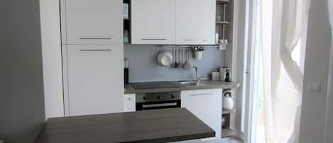 Réfrigérateur, four à micro-ondes, un four, surface de cuisson
