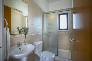 Baignoire, sĂšche-cheveux, serviettes fournies