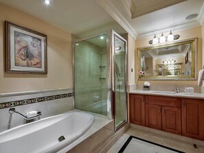 Bañera, artículos de tocador gratuitos, secador de pelo, pantuflas