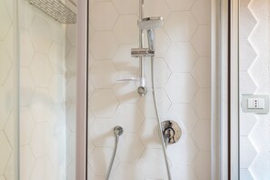 Douche, sèche-cheveux, bidet, serviettes fournies