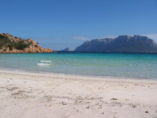 Close to the beach, 7 people appartement Tavolara's Island Bay view WiFi, AC.
